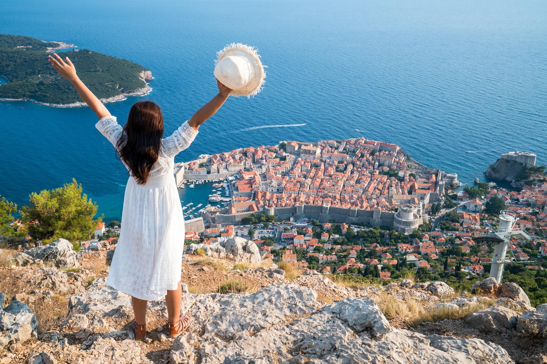 Frau mit Aussicht auf Altstadt | Flughafentransfer Antalya