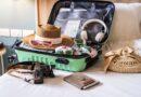 Koffer mit Sonnenhut und Kamera | Flughafentransfer Antalya