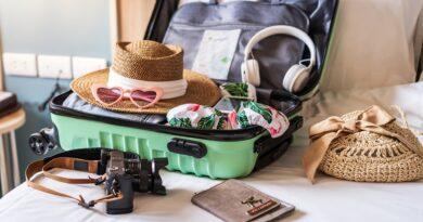 Koffer mit Sonnenhut und Kamera | Flughafentransfer Antalya