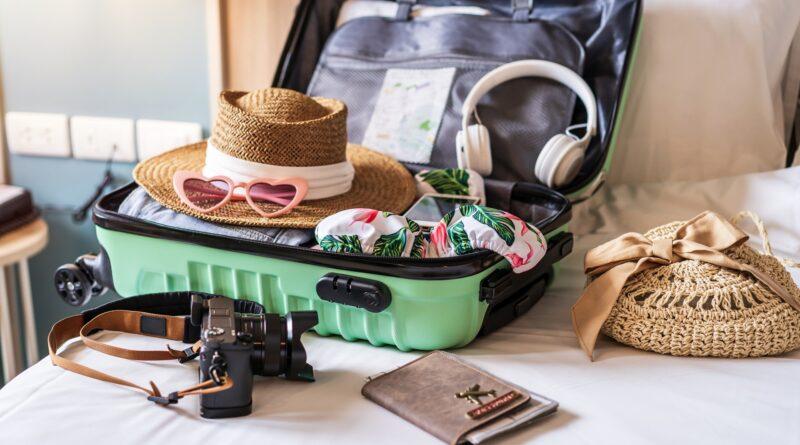 Koffer mit Sonnenhut und Kamera | Flughafentransfer Antalya
