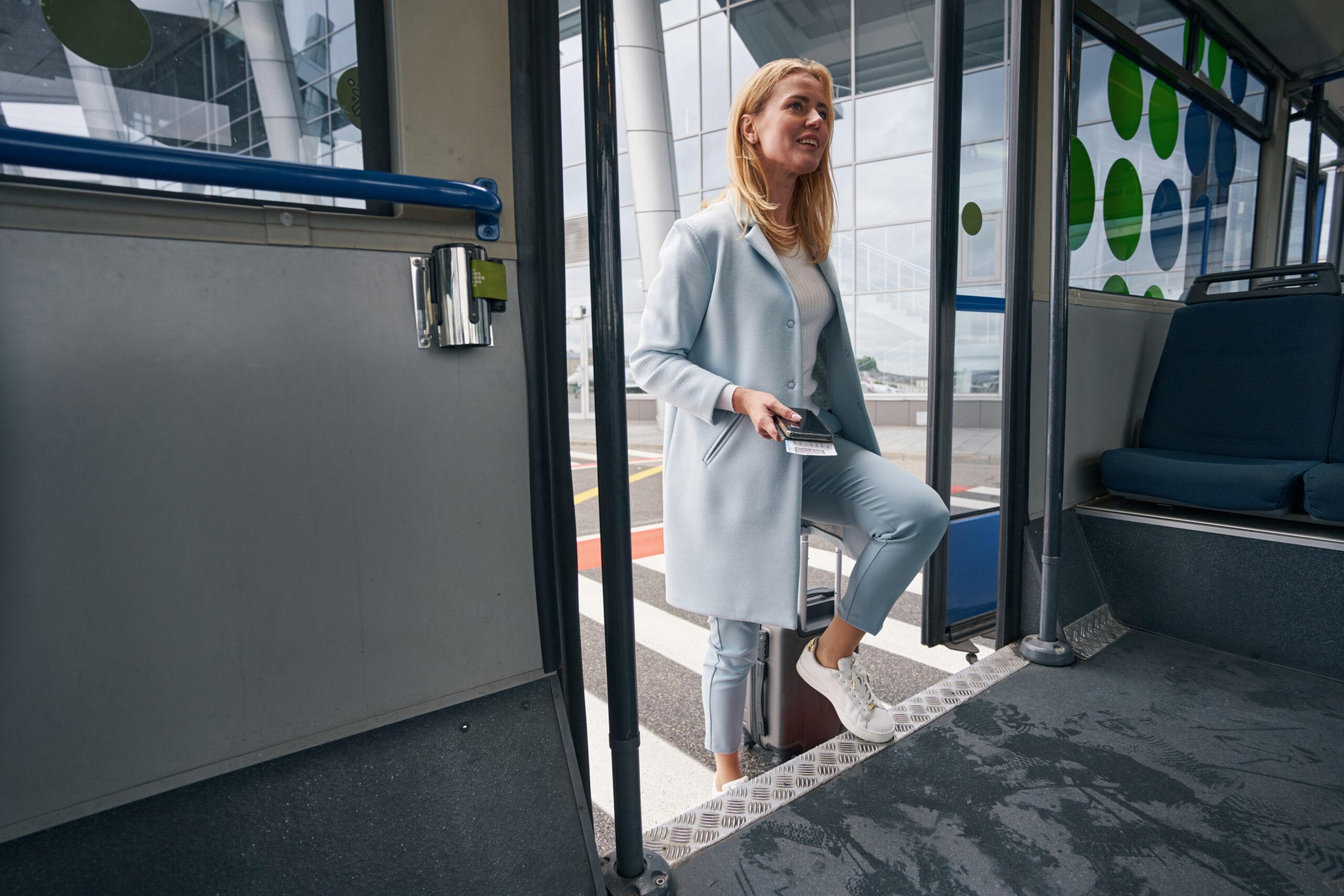 Reisende steigt ein | Flughafen Shuttle Frankfurt

