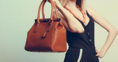 Klassisches Outfit mit auffälliger Tasche | Pullover kaufen