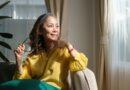 Nachdenkliche Frau in Ruhemoment am Fenster | Coaching Potsdam