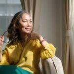 Nachdenkliche Frau in Ruhemoment am Fenster | Coaching Potsdam