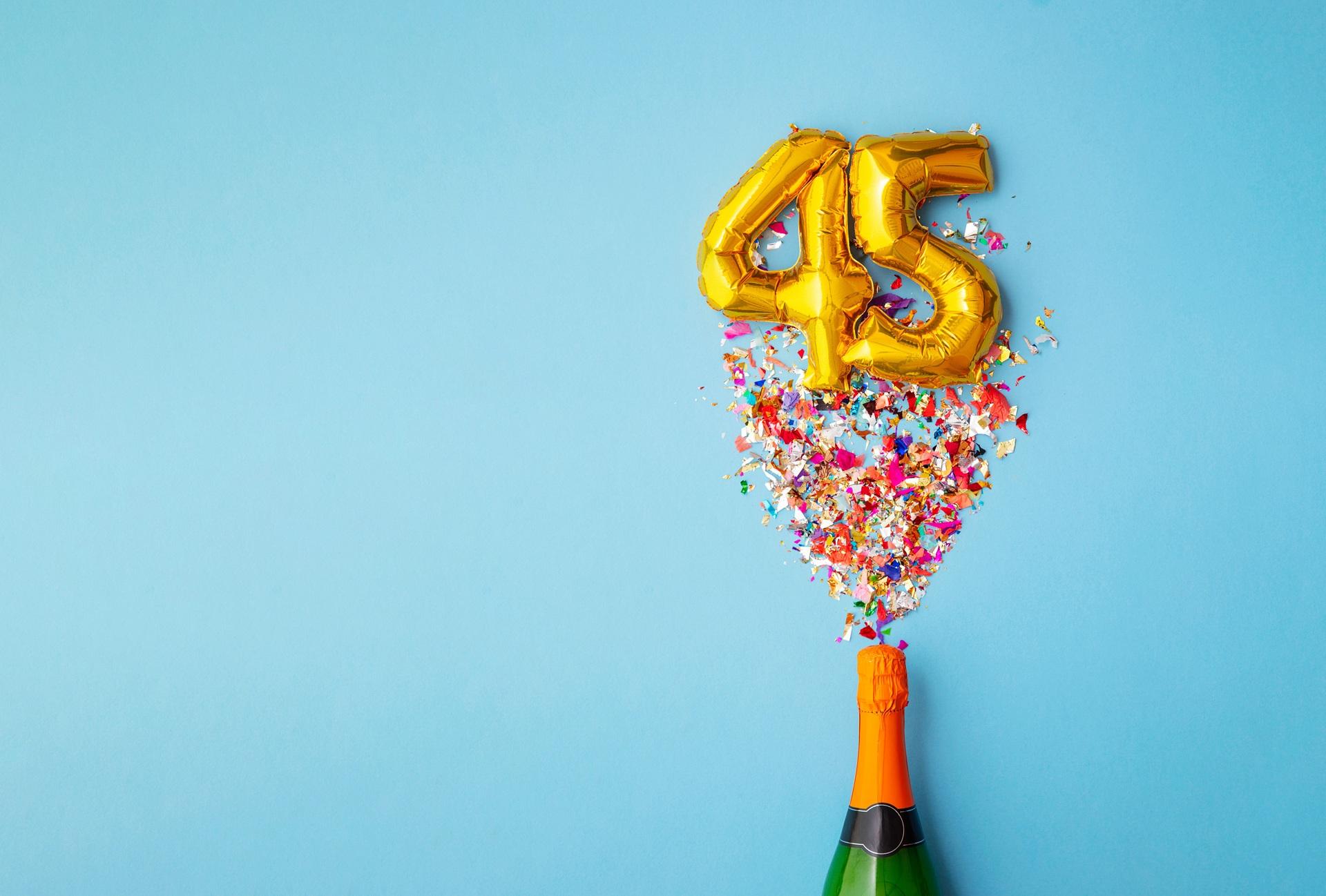 Ballons mit der Zahl 45 und Konfetti | Coaching Potsdam


