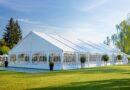 Festzelt auf grüner Fläche als mobile Kapazitätserweiterung für Events