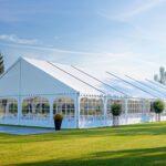 Festzelt auf grüner Fläche als mobile Kapazitätserweiterung für Events